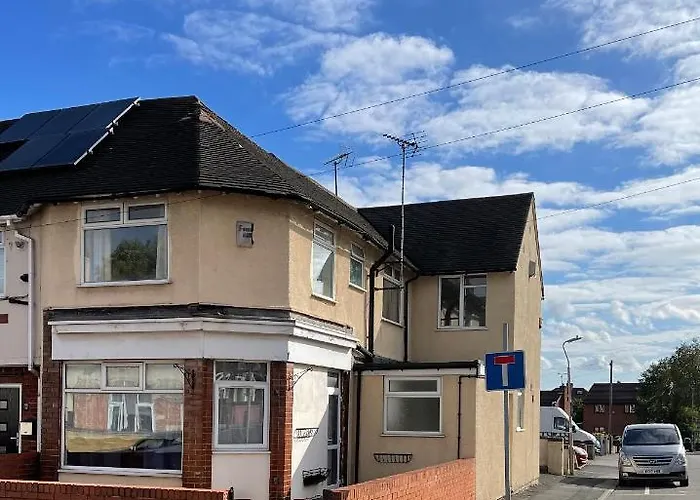 Spacious, Sleeps 17, 3 Bathrooms, Parking, Mansfield