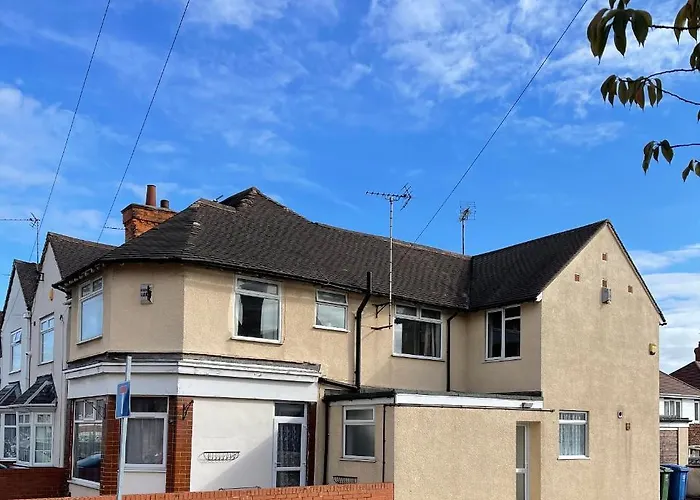 Spacious, Sleeps 17, 3 Bathrooms, Parking, Mansfield