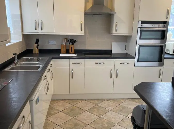 Spacious, Sleeps 17, 3 Bathrooms, Parking, Mansfield