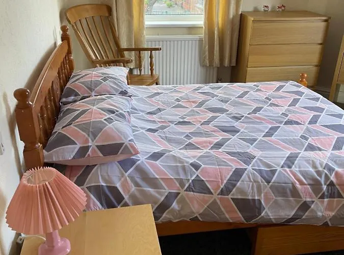 Spacious, Sleeps 17, 3 Bathrooms, Parking, Mansfield