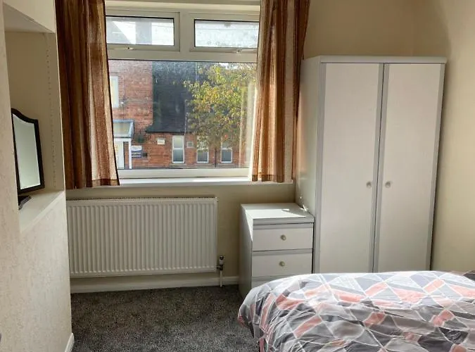 Spacious, Sleeps 17, 3 Bathrooms, Parking, Mansfield