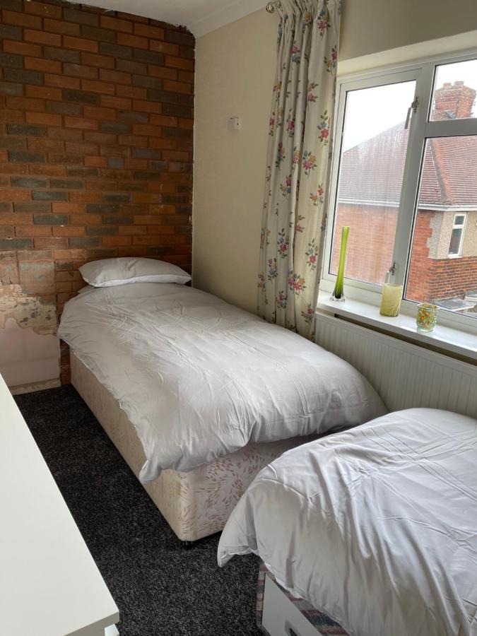 Spacious, Sleeps 17, 3 Bathrooms, Parking, Holiday home