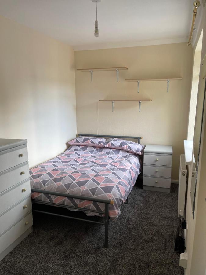Spacious, Sleeps 17, 3 Bathrooms, Parking,