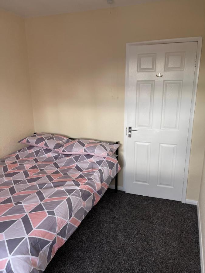 Holiday home Spacious, Sleeps 17, 3 Bathrooms, Parking, Mansfield
