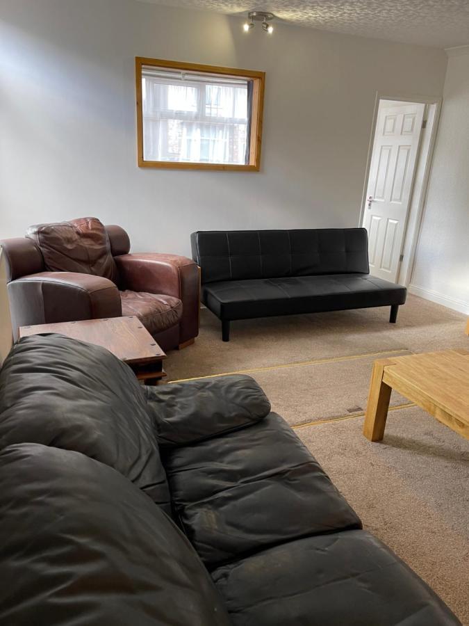 Spacious, Sleeps 17, 3 Bathrooms, Parking, * Mansfield