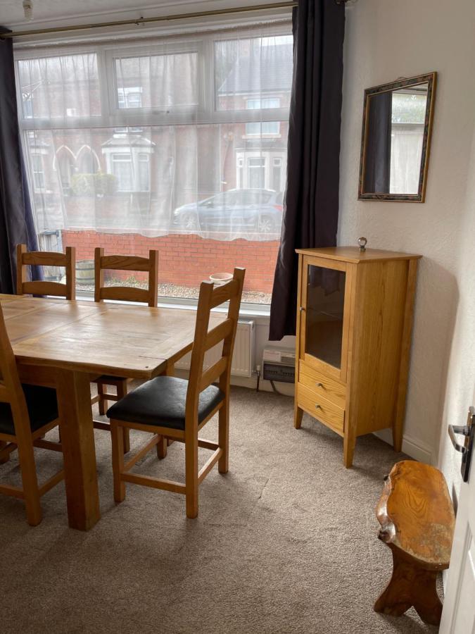 Holiday home Spacious, Sleeps 17, 3 Bathrooms, Parking, Mansfield
