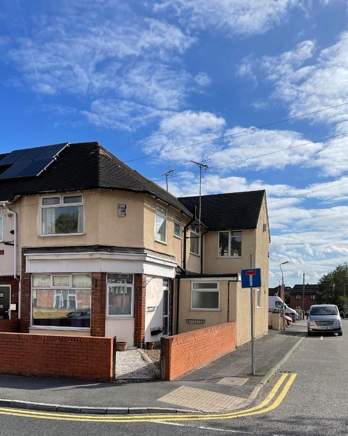 Spacious, Sleeps 17, 3 Bathrooms, Parking, *