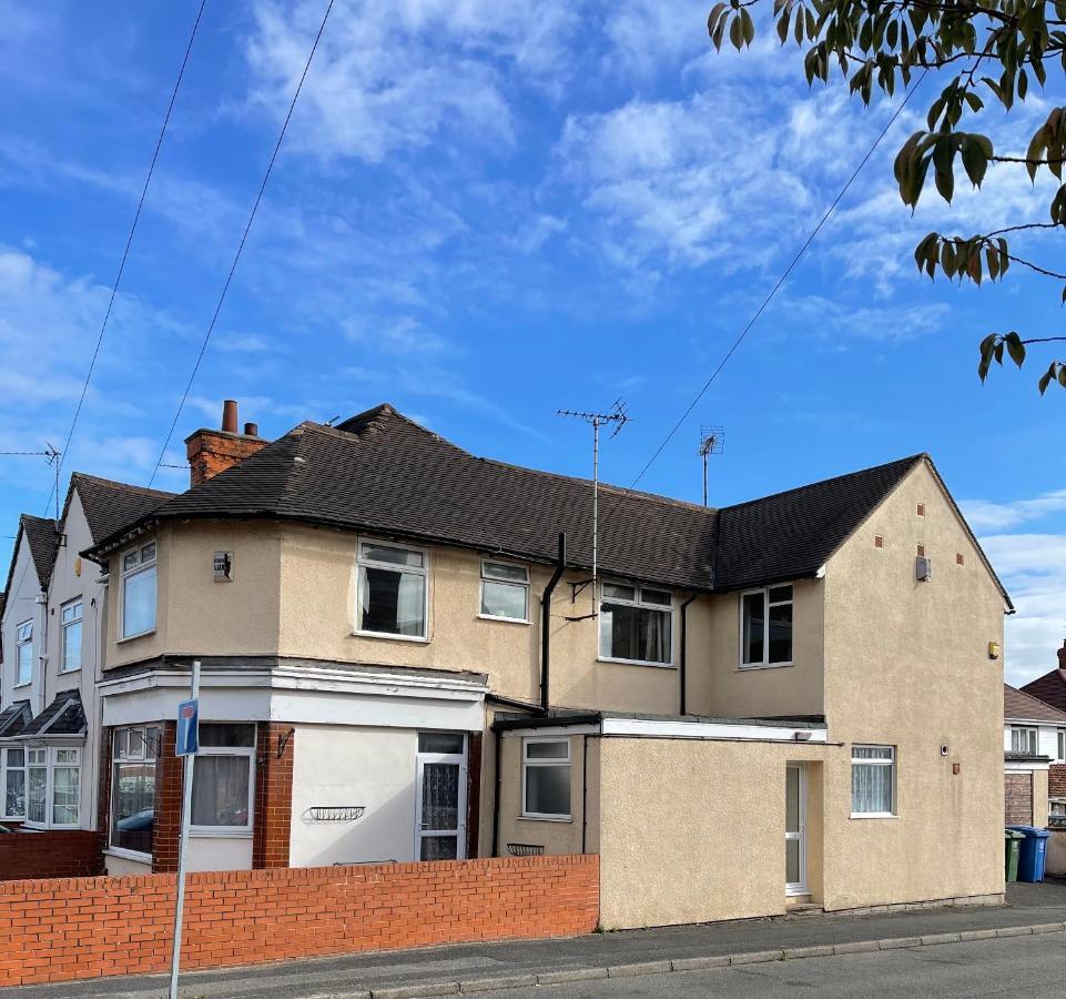 Spacious, Sleeps 17, 3 Bathrooms, Parking, *