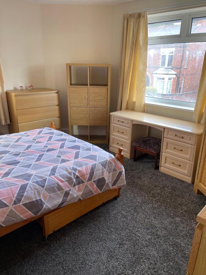 Holiday home Spacious, Sleeps 17, 3 Bathrooms, Parking, *