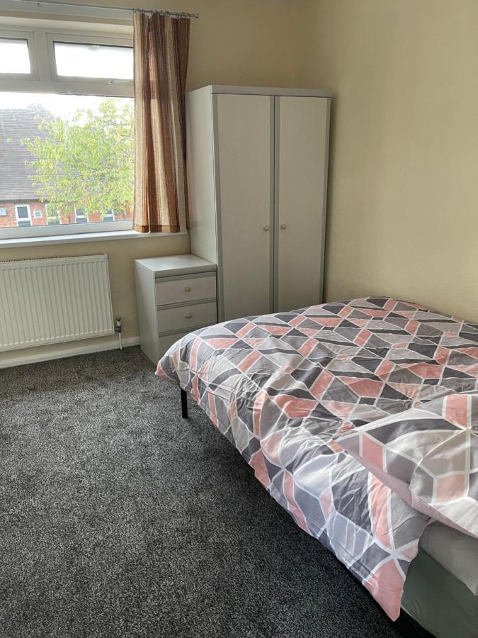 Holiday home Spacious, Sleeps 17, 3 Bathrooms, Parking, Mansfield