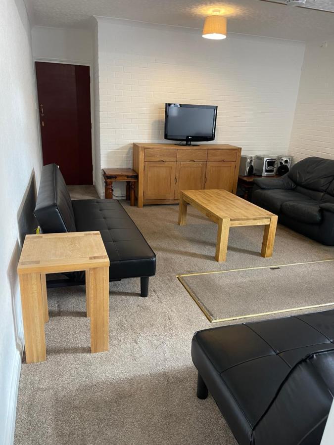 Spacious, Sleeps 17, 3 Bathrooms, Parking,