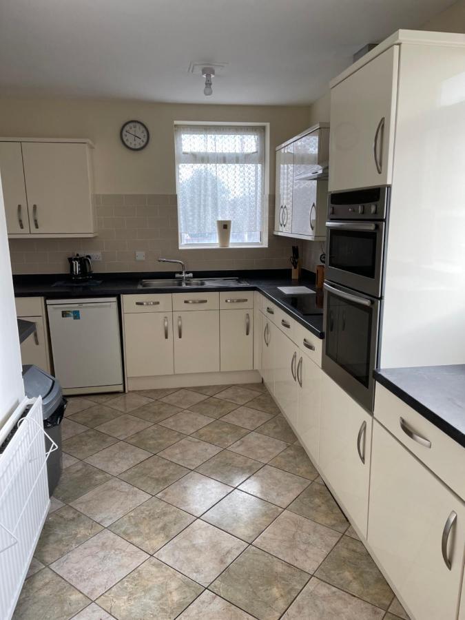 Spacious, Sleeps 17, 3 Bathrooms, Parking,