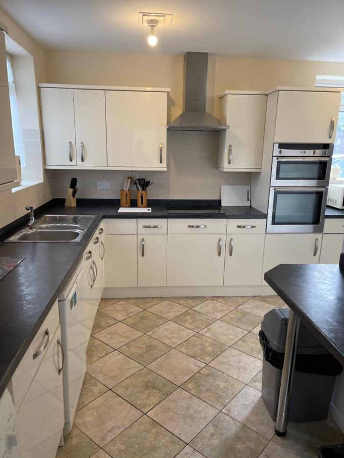Spacious, Sleeps 17, 3 Bathrooms, Parking, *