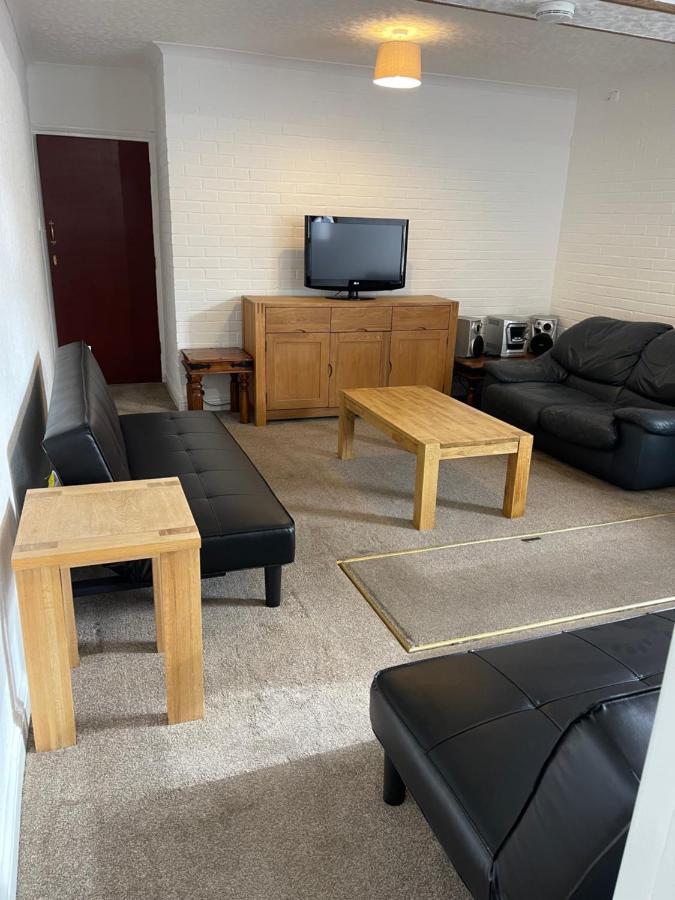 Holiday home Spacious, Sleeps 17, 3 Bathrooms, Parking,