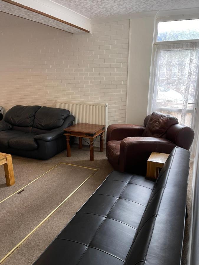 Spacious, Sleeps 17, 3 Bathrooms, Parking, Holiday home Mansfield
