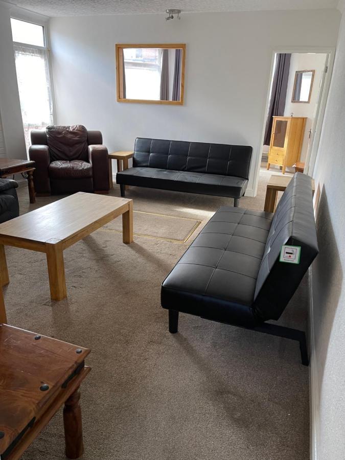 Holiday home Spacious, Sleeps 17, 3 Bathrooms, Parking, Mansfield