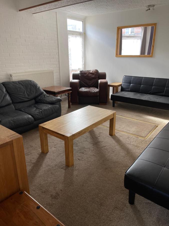 Holiday home Spacious, Sleeps 17, 3 Bathrooms, Parking, *