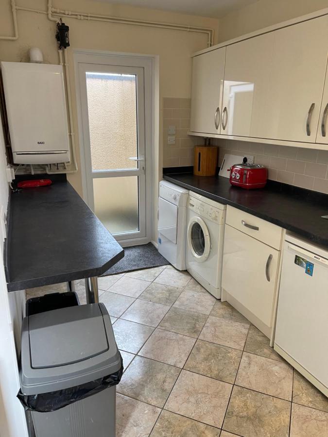 Holiday home Spacious, Sleeps 17, 3 Bathrooms, Parking,