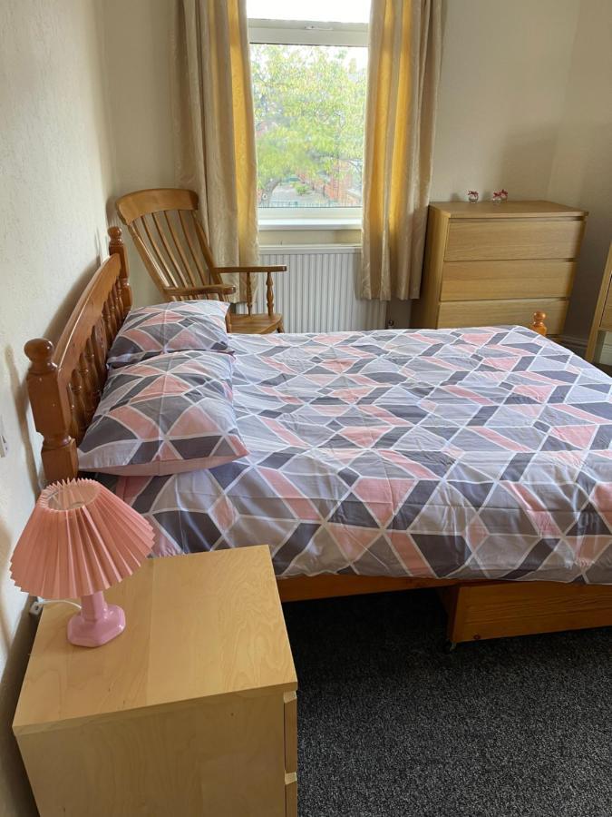 Spacious, Sleeps 17, 3 Bathrooms, Parking, Holiday home *
