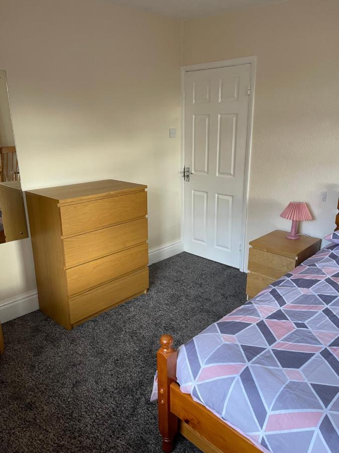 Holiday home Spacious, Sleeps 17, 3 Bathrooms, Parking,