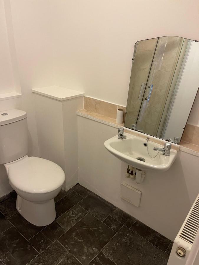 Spacious, Sleeps 17, 3 Bathrooms, Parking, Holiday home *