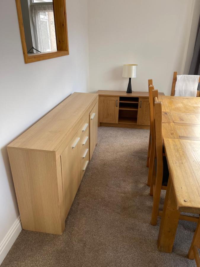 Spacious, Sleeps 17, 3 Bathrooms, Parking, Holiday home Mansfield