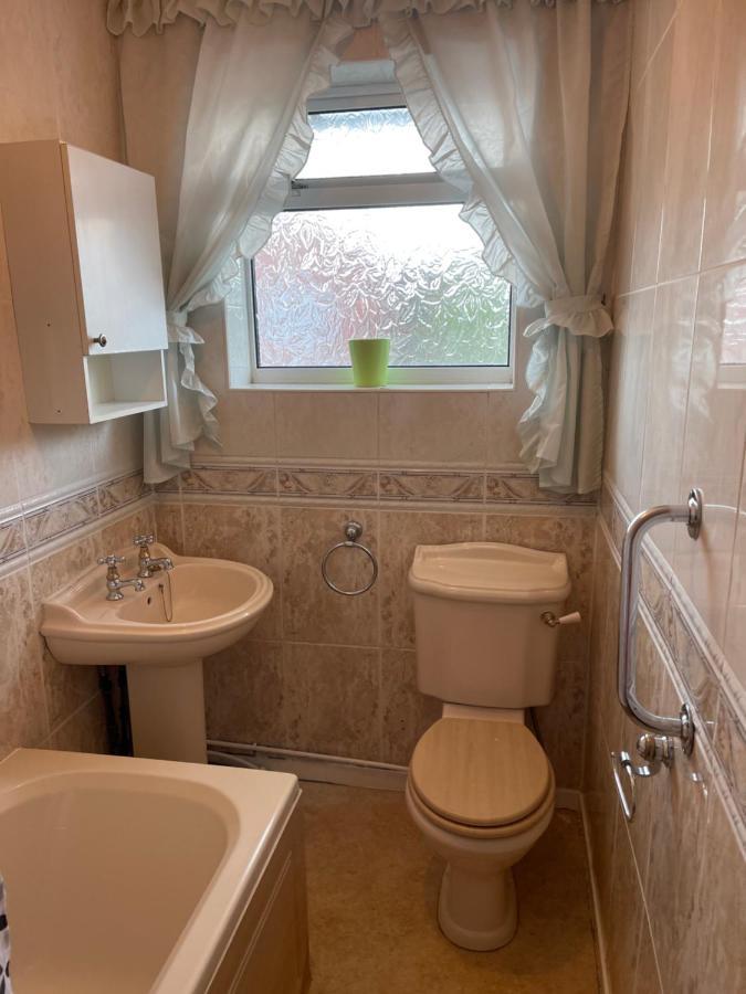 Spacious, Sleeps 17, 3 Bathrooms, Parking, * Mansfield