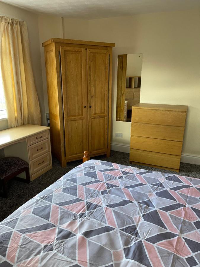 Holiday home Spacious, Sleeps 17, 3 Bathrooms, Parking,