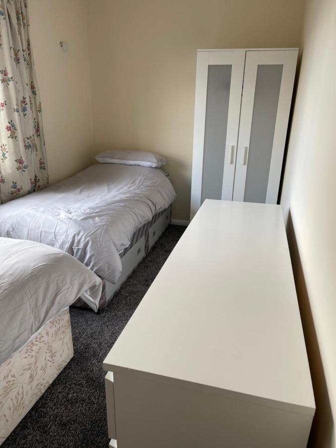 Spacious, Sleeps 17, 3 Bathrooms, Parking, Holiday home Mansfield
