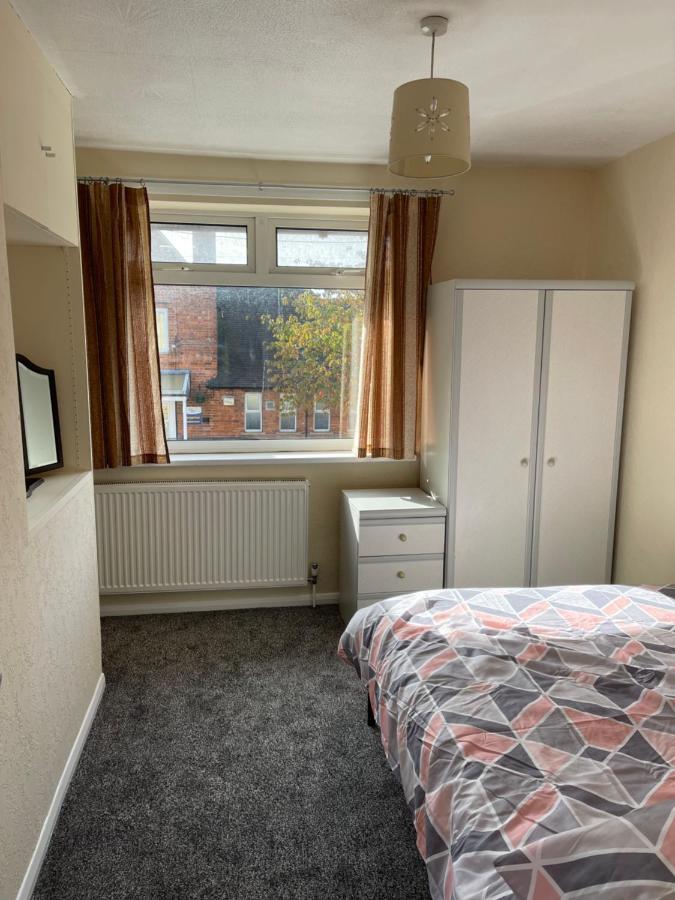 Holiday home Spacious, Sleeps 17, 3 Bathrooms, Parking, Mansfield