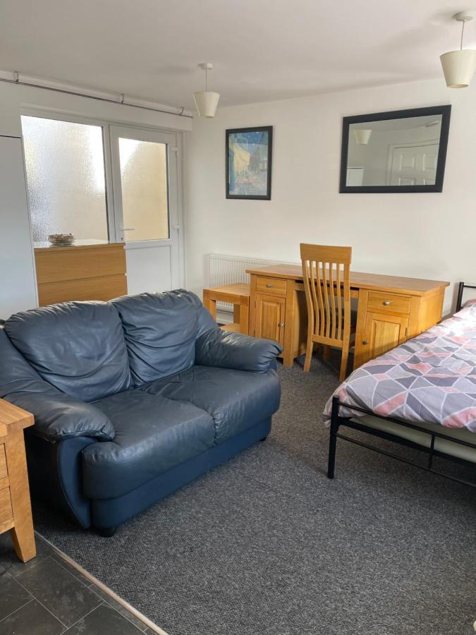 Spacious, Sleeps 17, 3 Bathrooms, Parking, Holiday home *
