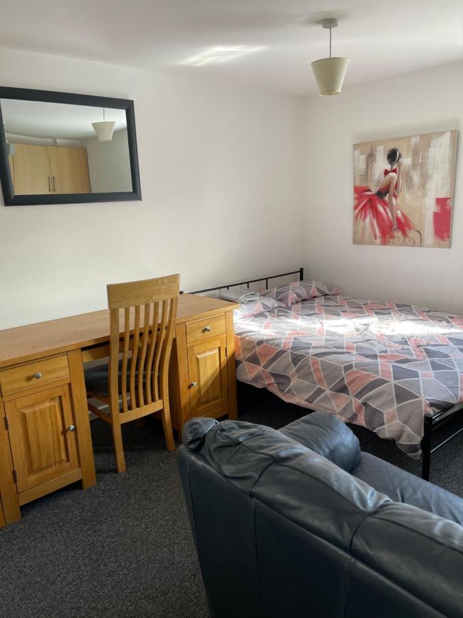 Holiday home Spacious, Sleeps 17, 3 Bathrooms, Parking,