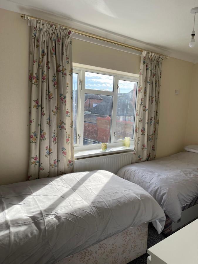 Spacious, Sleeps 17, 3 Bathrooms, Parking,