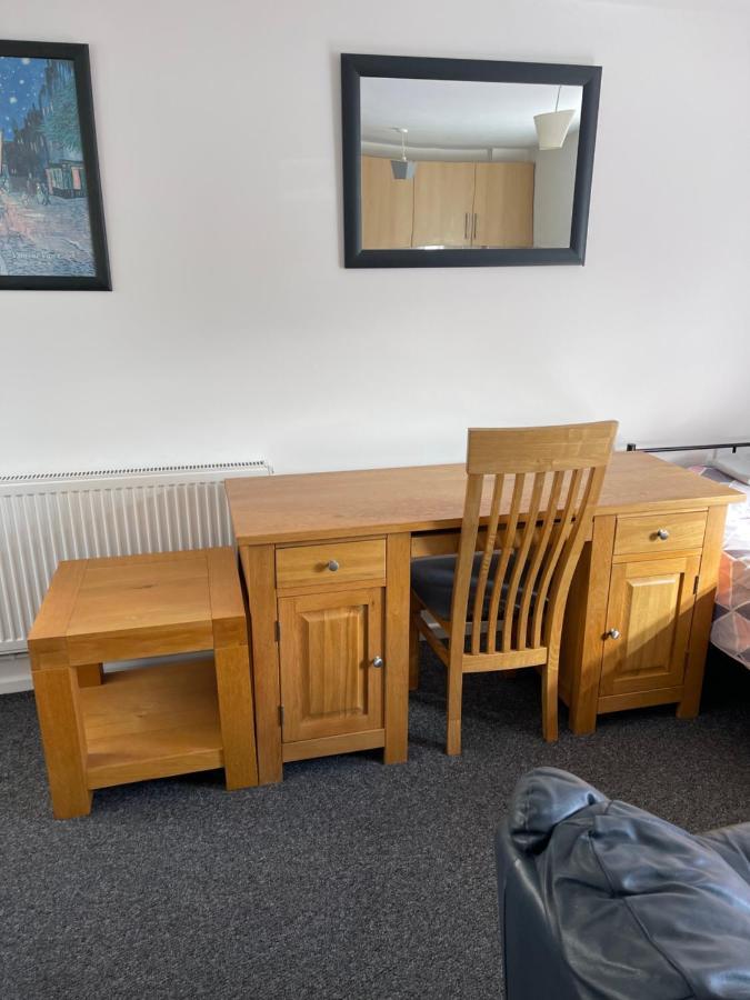 Holiday home Spacious, Sleeps 17, 3 Bathrooms, Parking, Mansfield