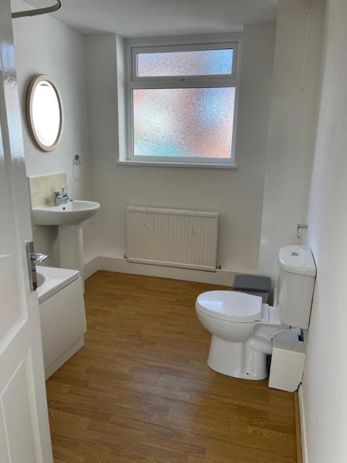 Spacious, Sleeps 17, 3 Bathrooms, Parking, Mansfield