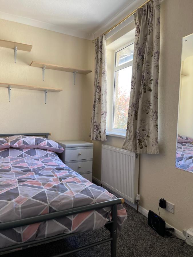 Spacious, Sleeps 17, 3 Bathrooms, Parking, Holiday home *