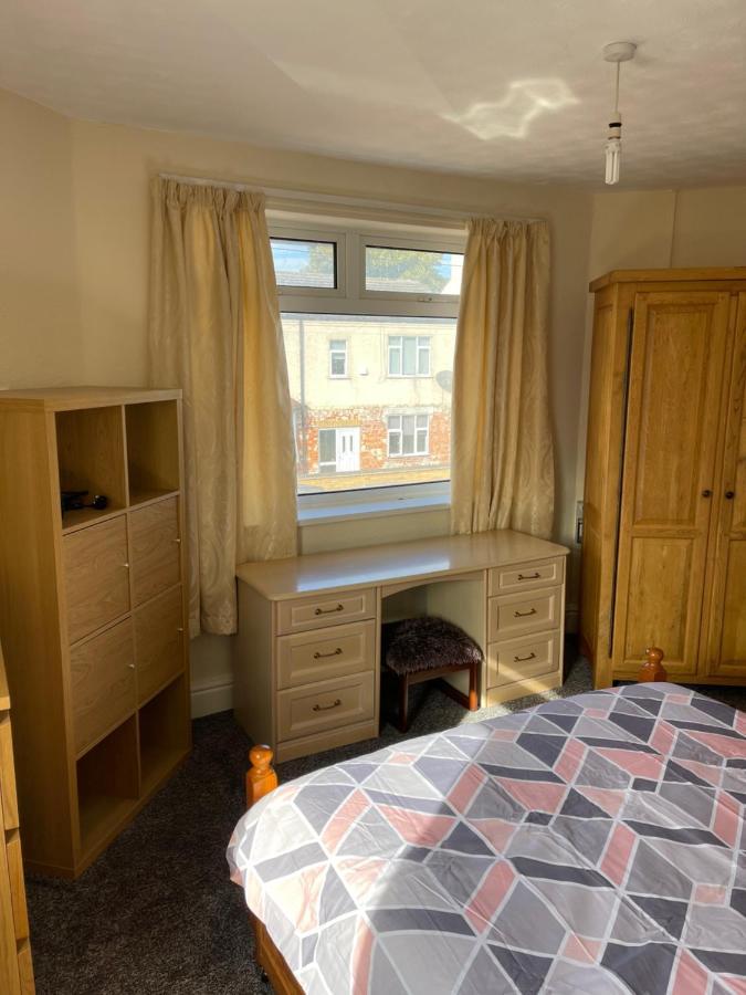 Spacious, Sleeps 17, 3 Bathrooms, Parking, Holiday home Mansfield
