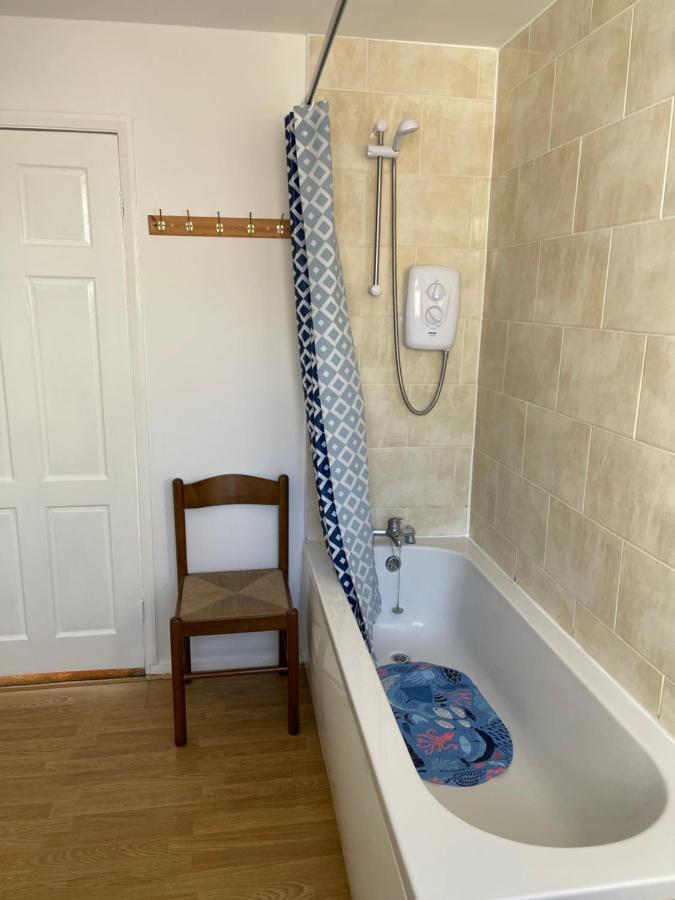 Spacious, Sleeps 17, 3 Bathrooms, Parking, Holiday home