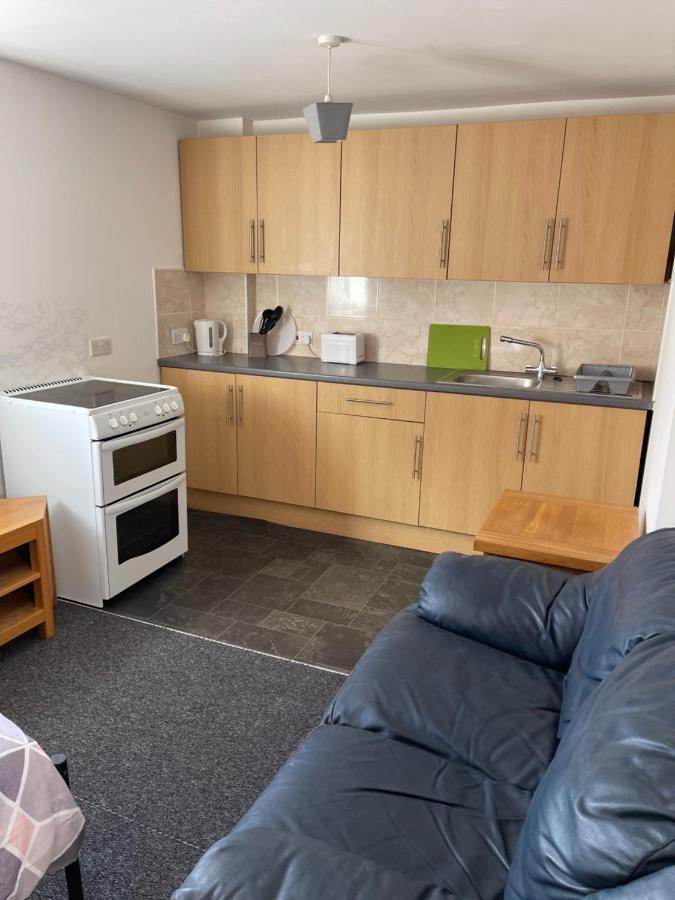 Holiday home Spacious, Sleeps 17, 3 Bathrooms, Parking, Mansfield